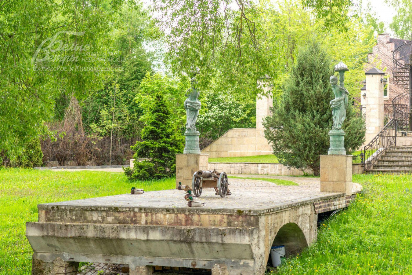 Старинное архитектурное сооружение на территории Усадьбы Бергов